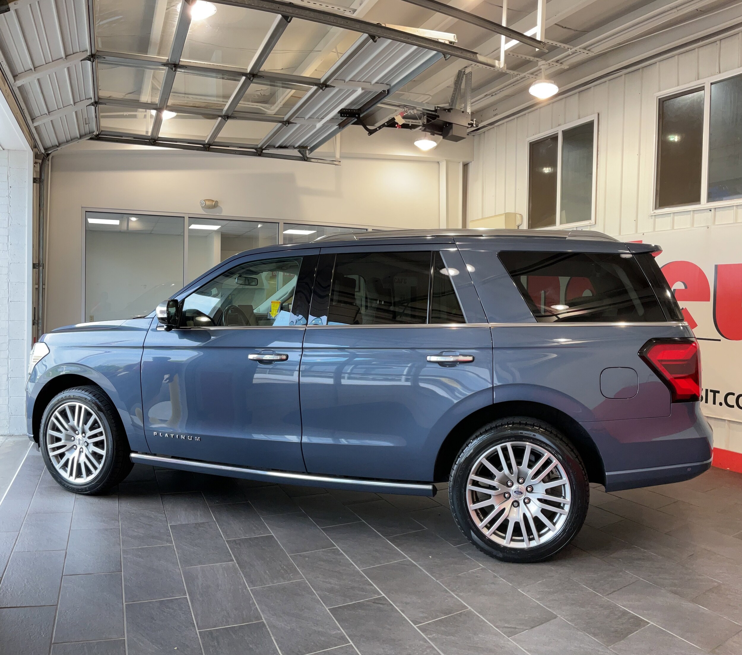 2022 Ford Expedition Platinum photo 2