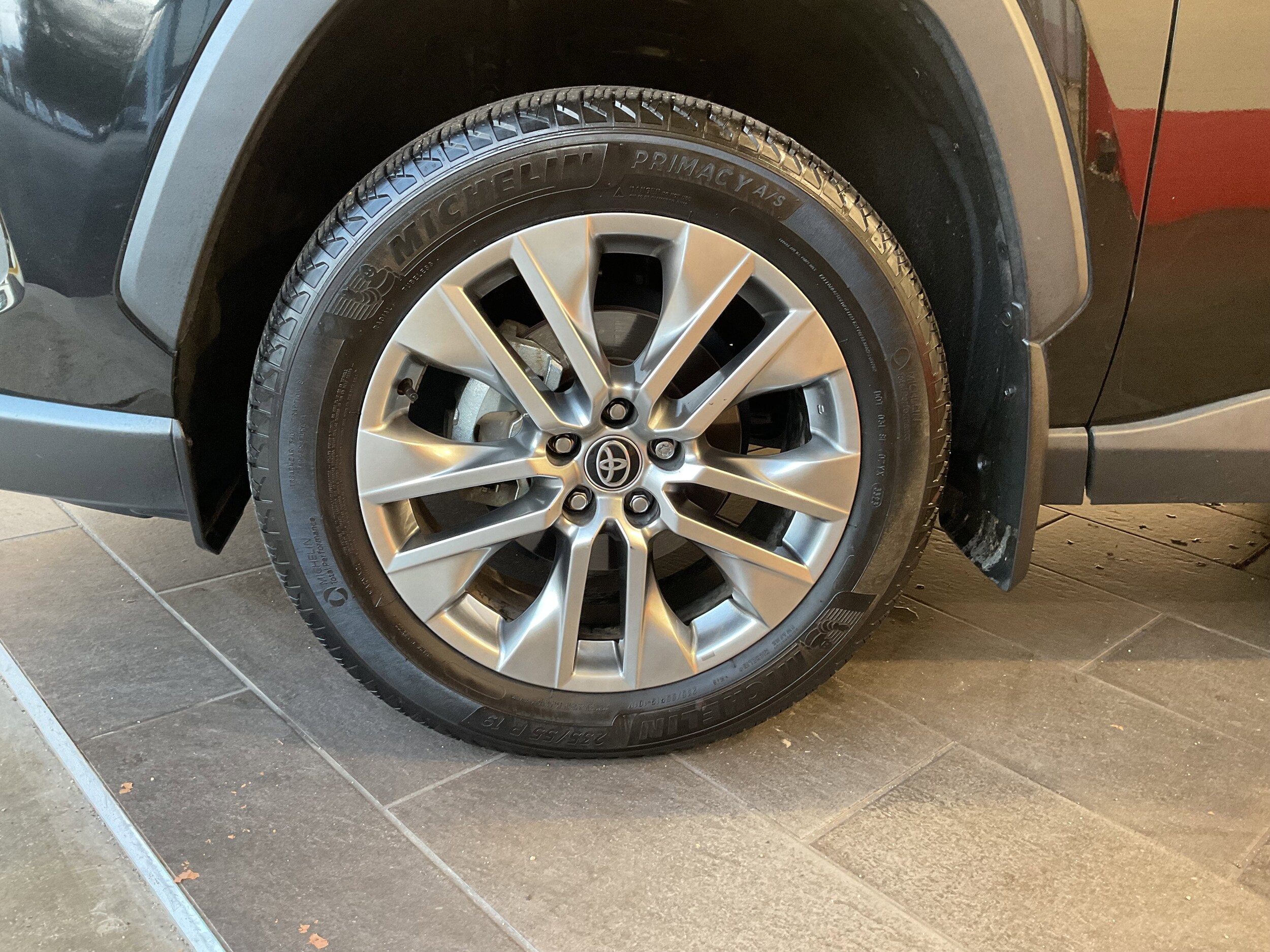 2024 Toyota RAV4 XLE Premium photo 3