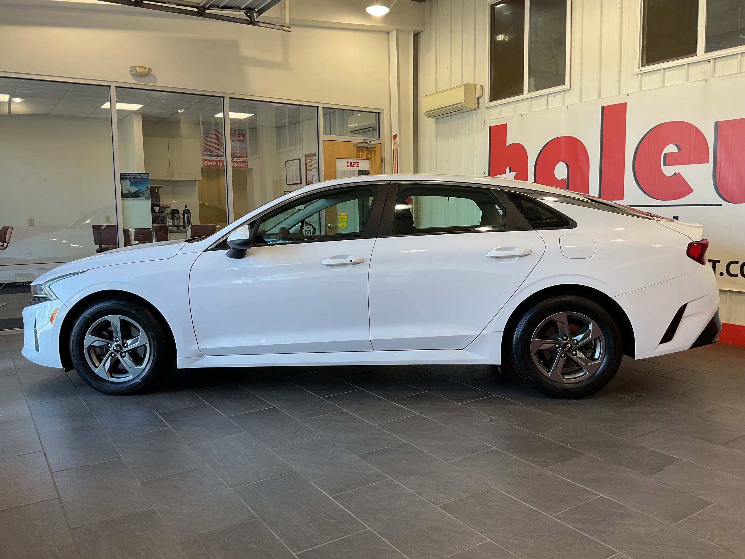 2021 Kia K5 LXS photo 2
