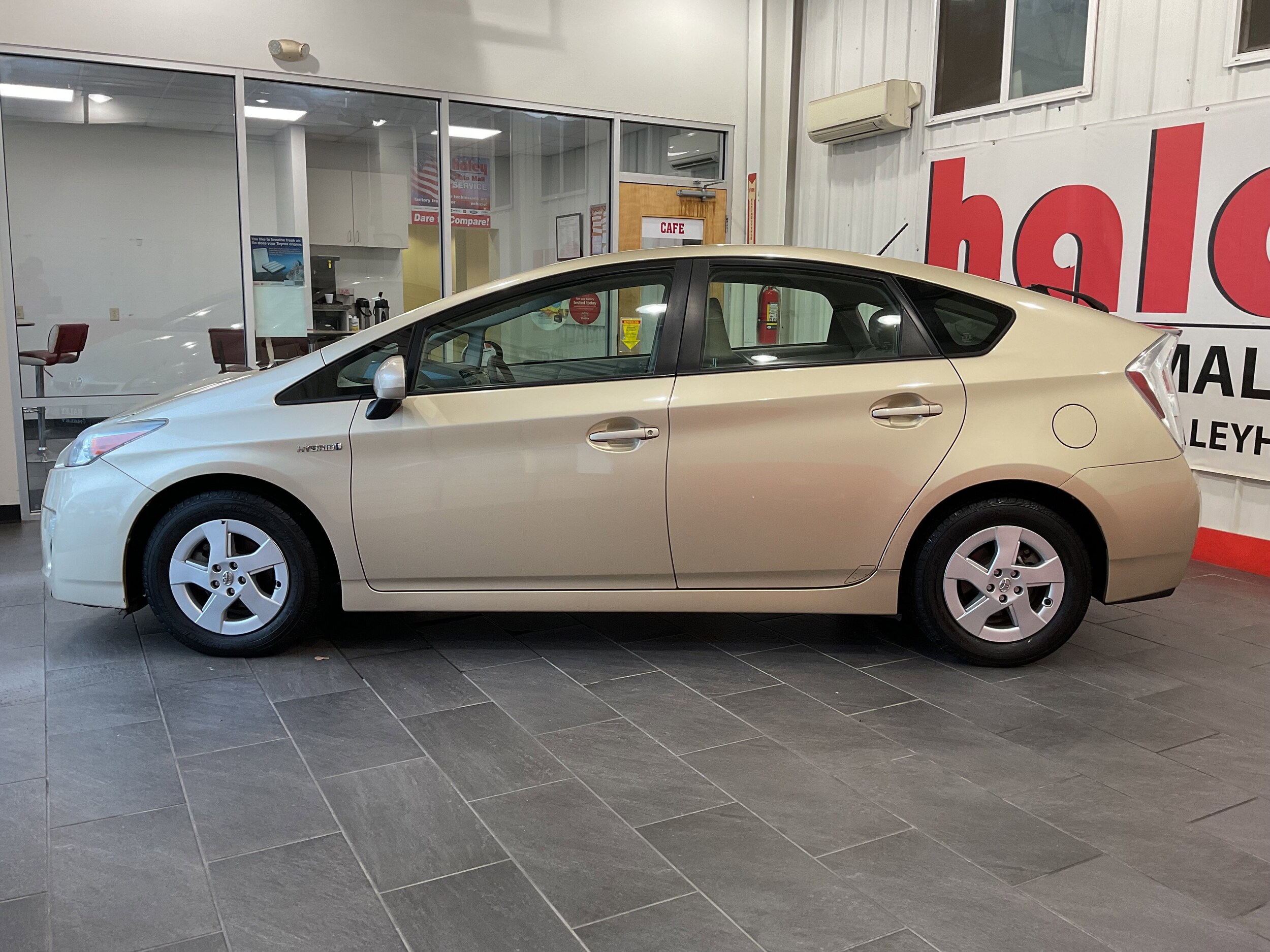 2011 Toyota Prius Two photo 2