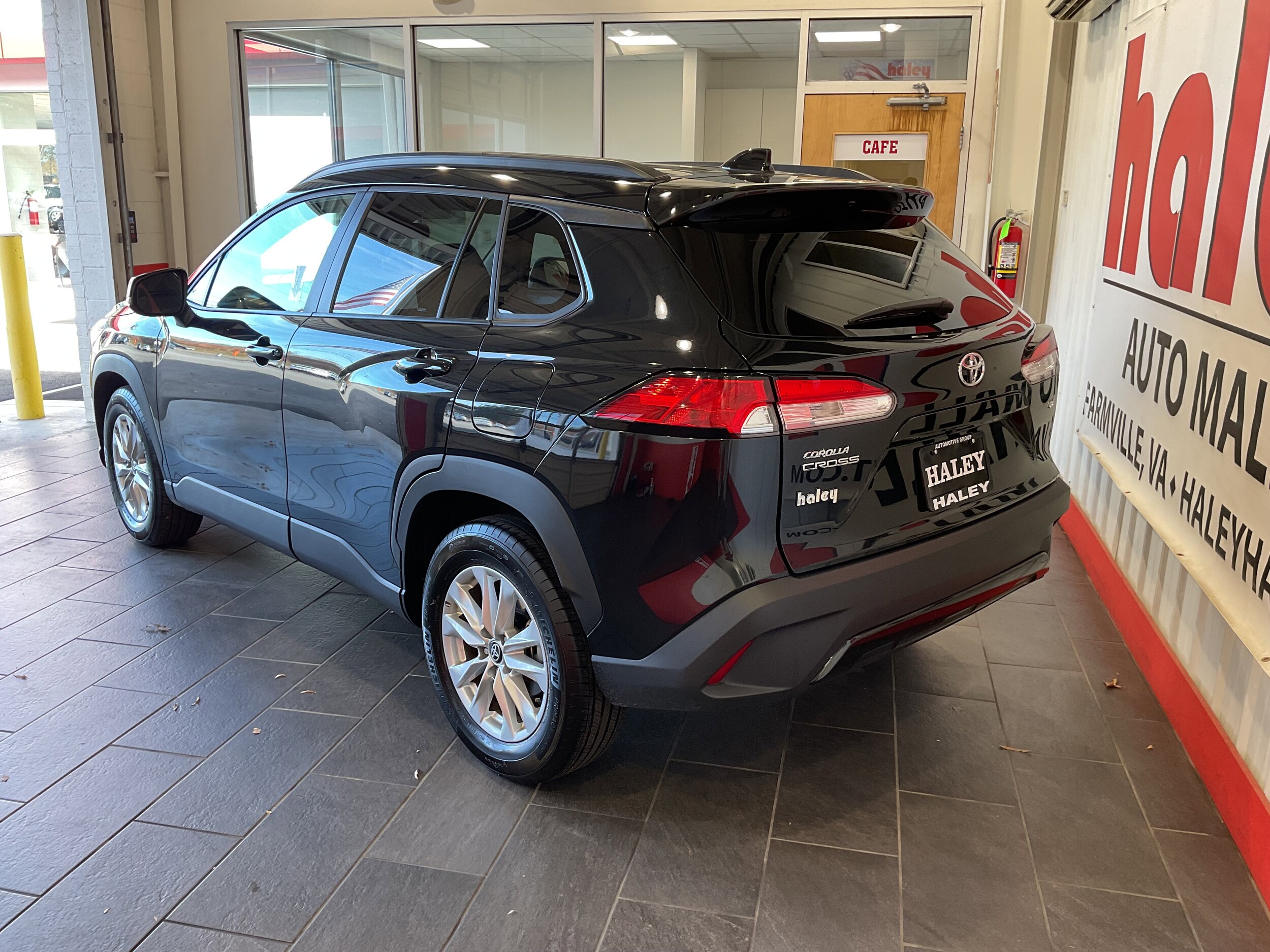 2025 Toyota Corolla Cross LE photo 3