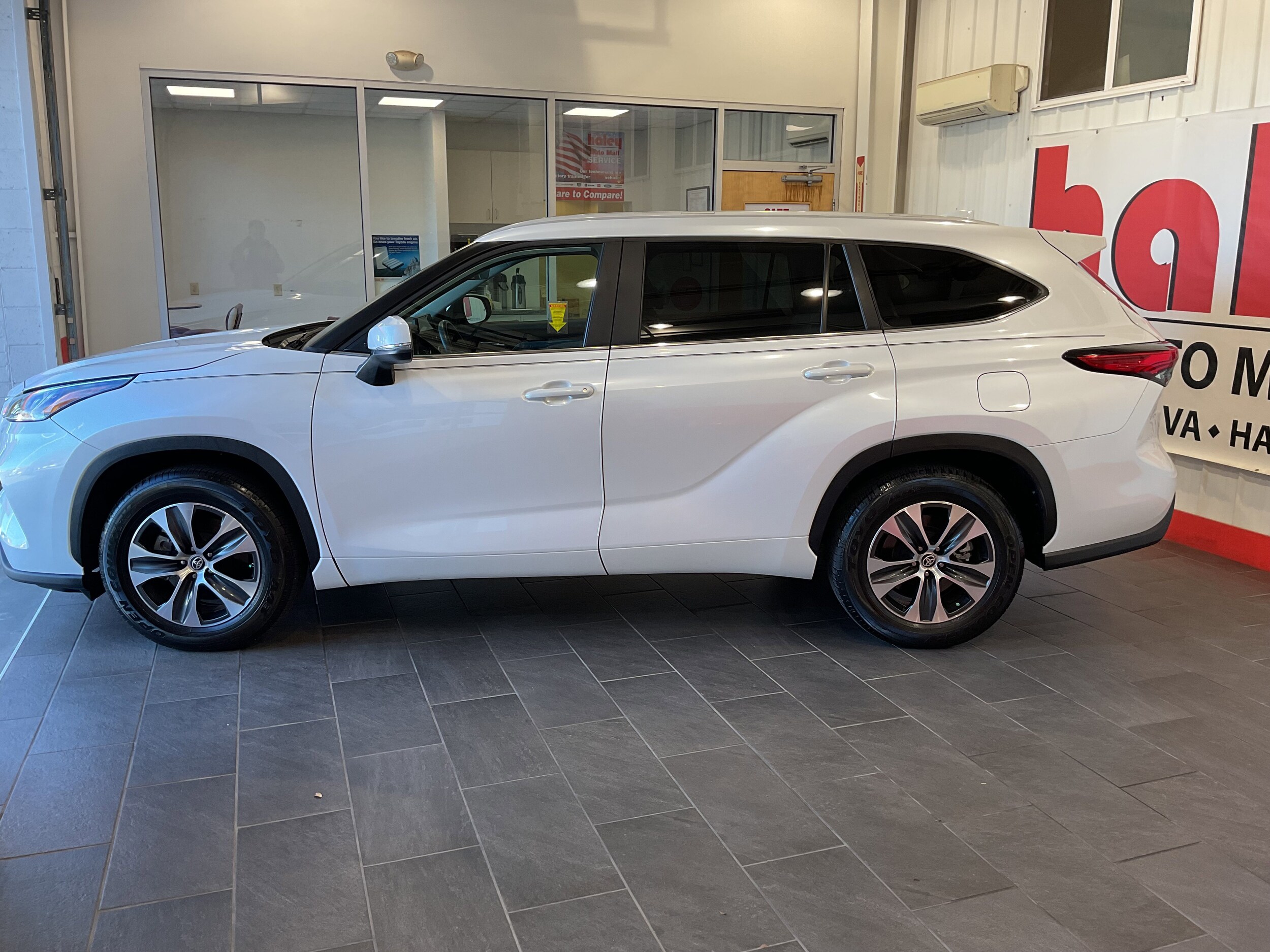 2023 Toyota Highlander XLE photo 4