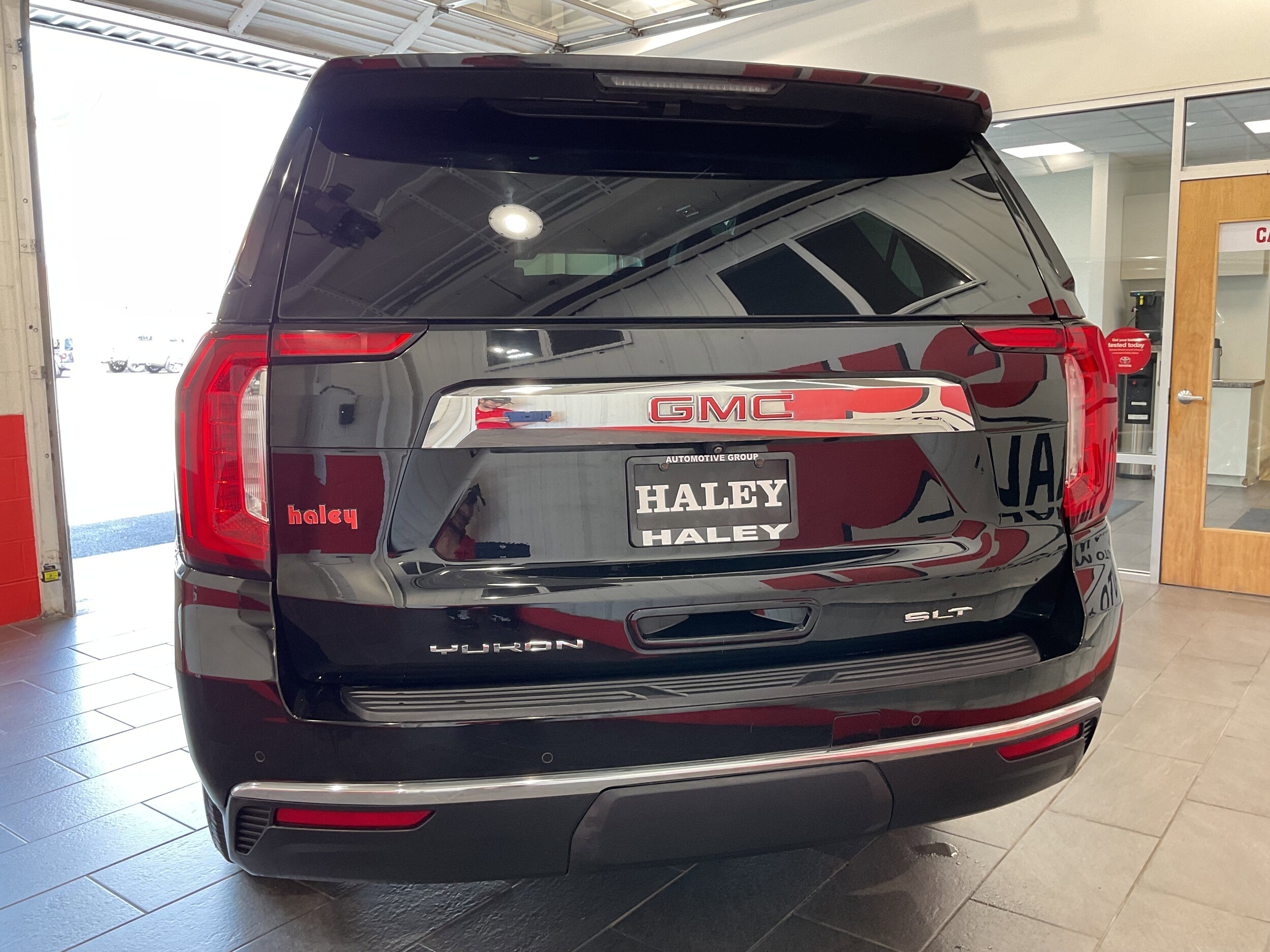 2022 Gmc Yukon SLT photo 2
