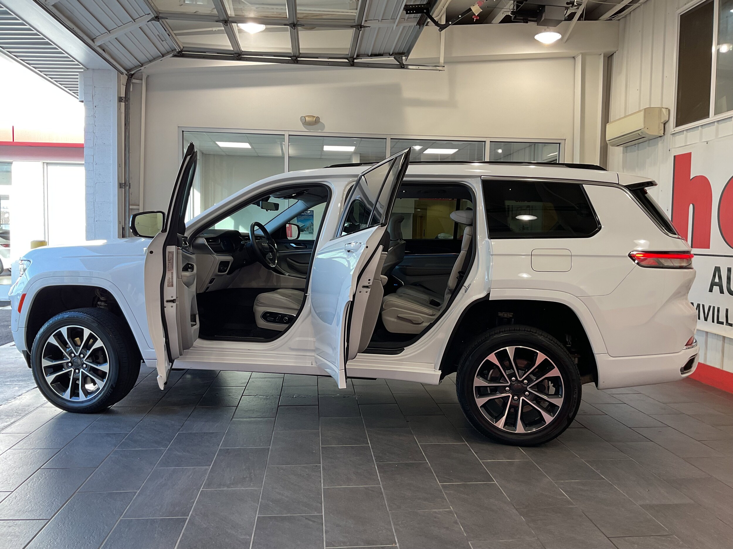 2022 Jeep Grand Cherokee Overland photo 3