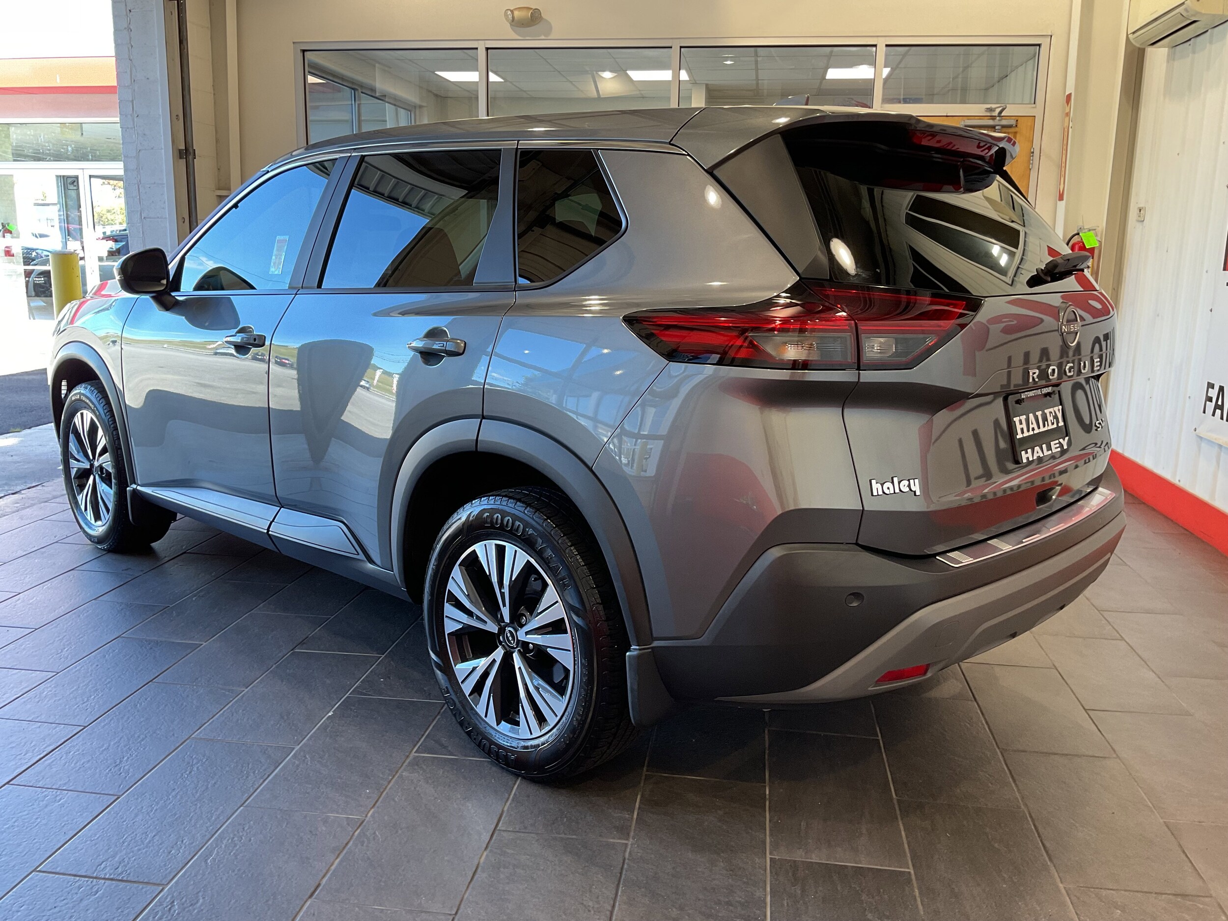 2023 Nissan Rogue SV photo 3