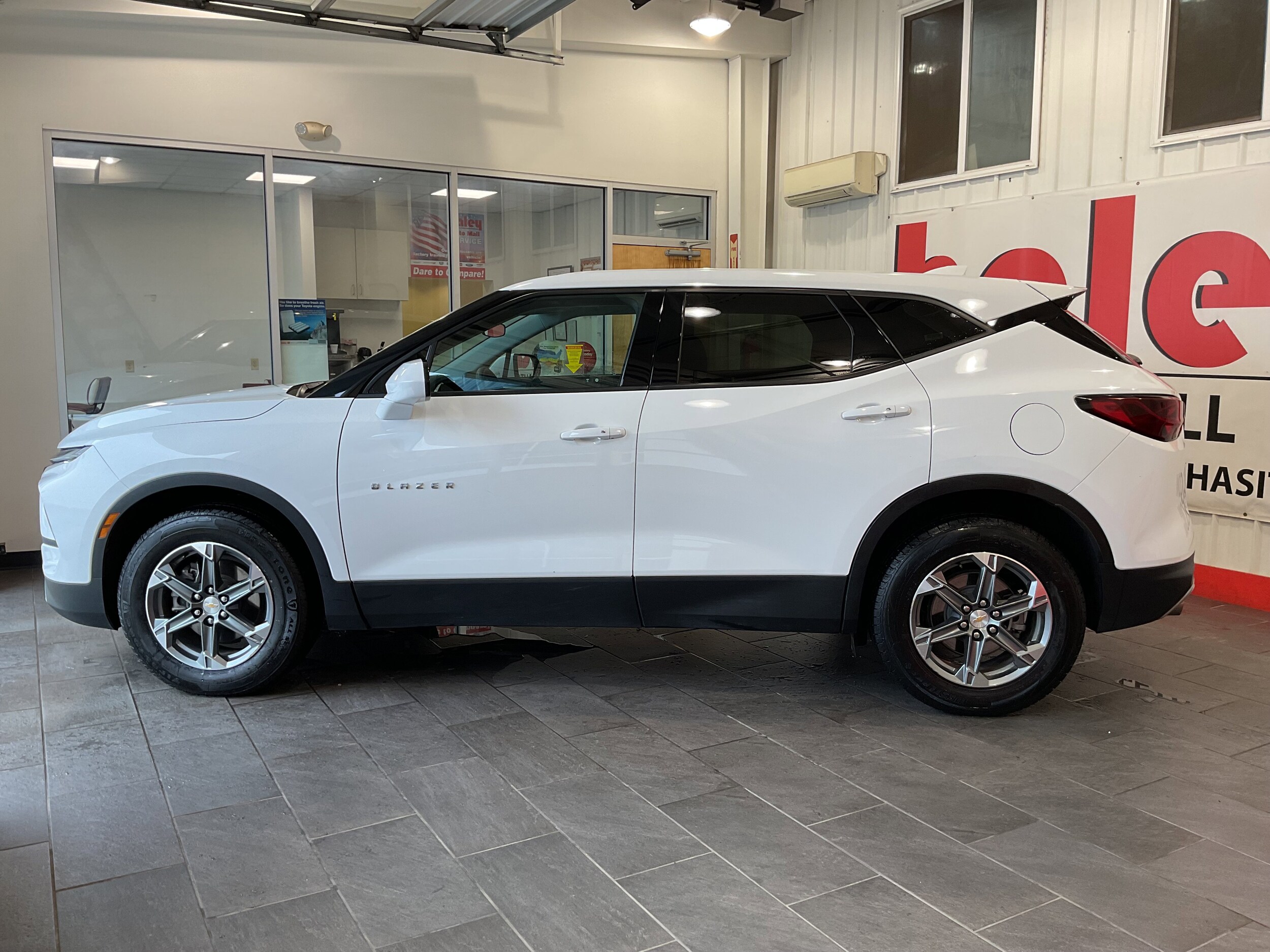 2023 Chevrolet Blazer 2LT photo 2