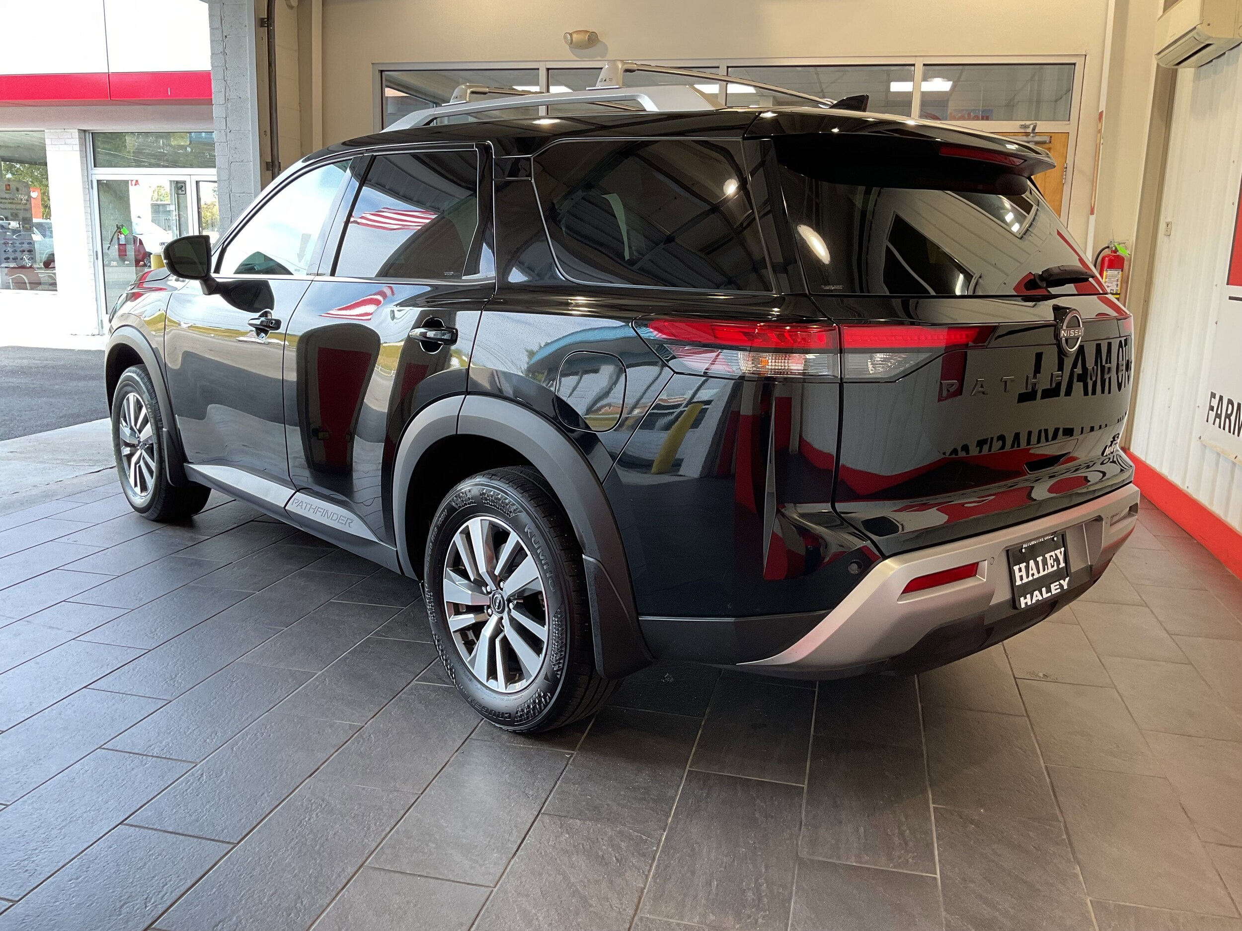 2023 Nissan Pathfinder SL photo 4