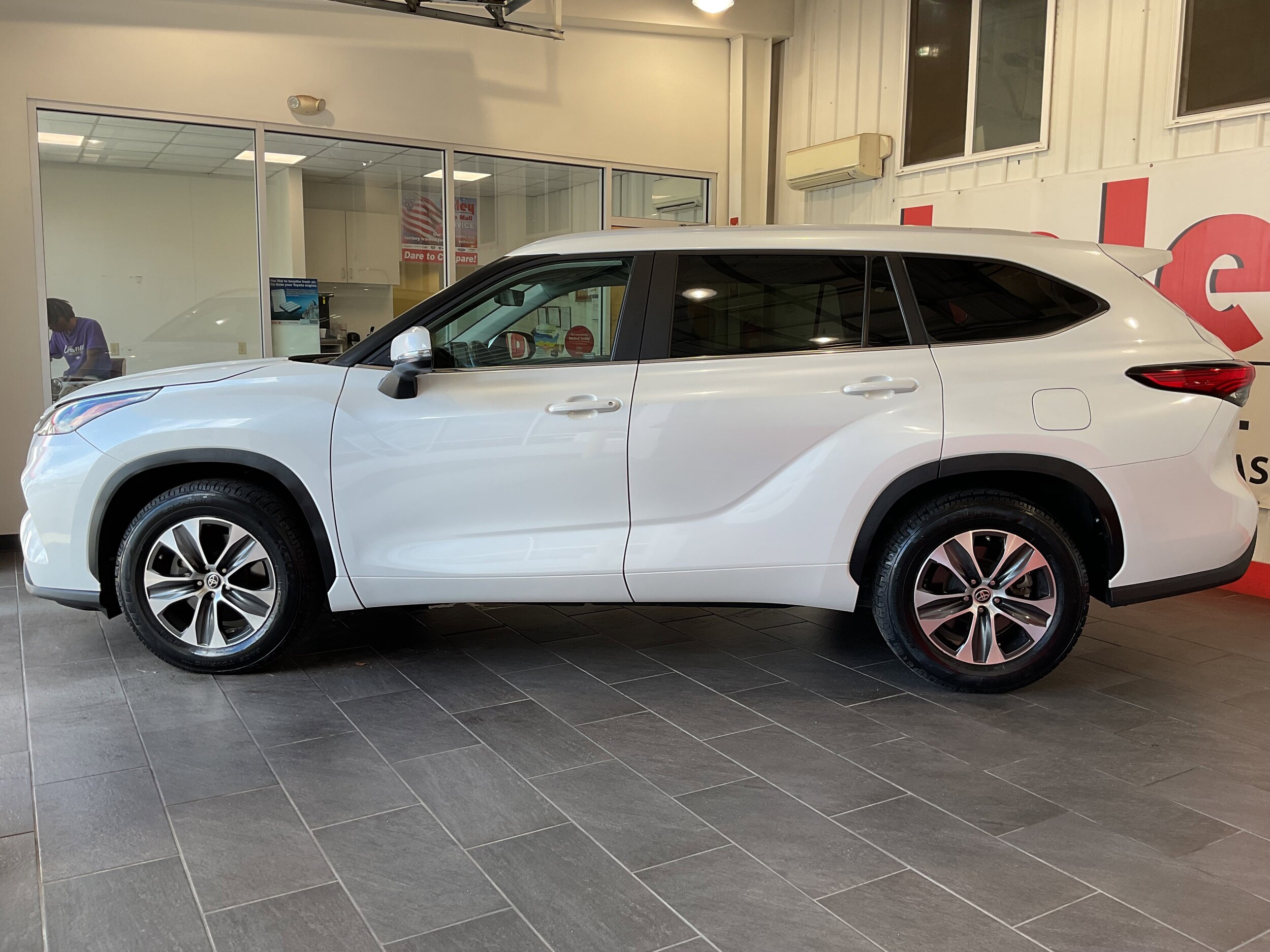 2023 Toyota Highlander XLE photo 2