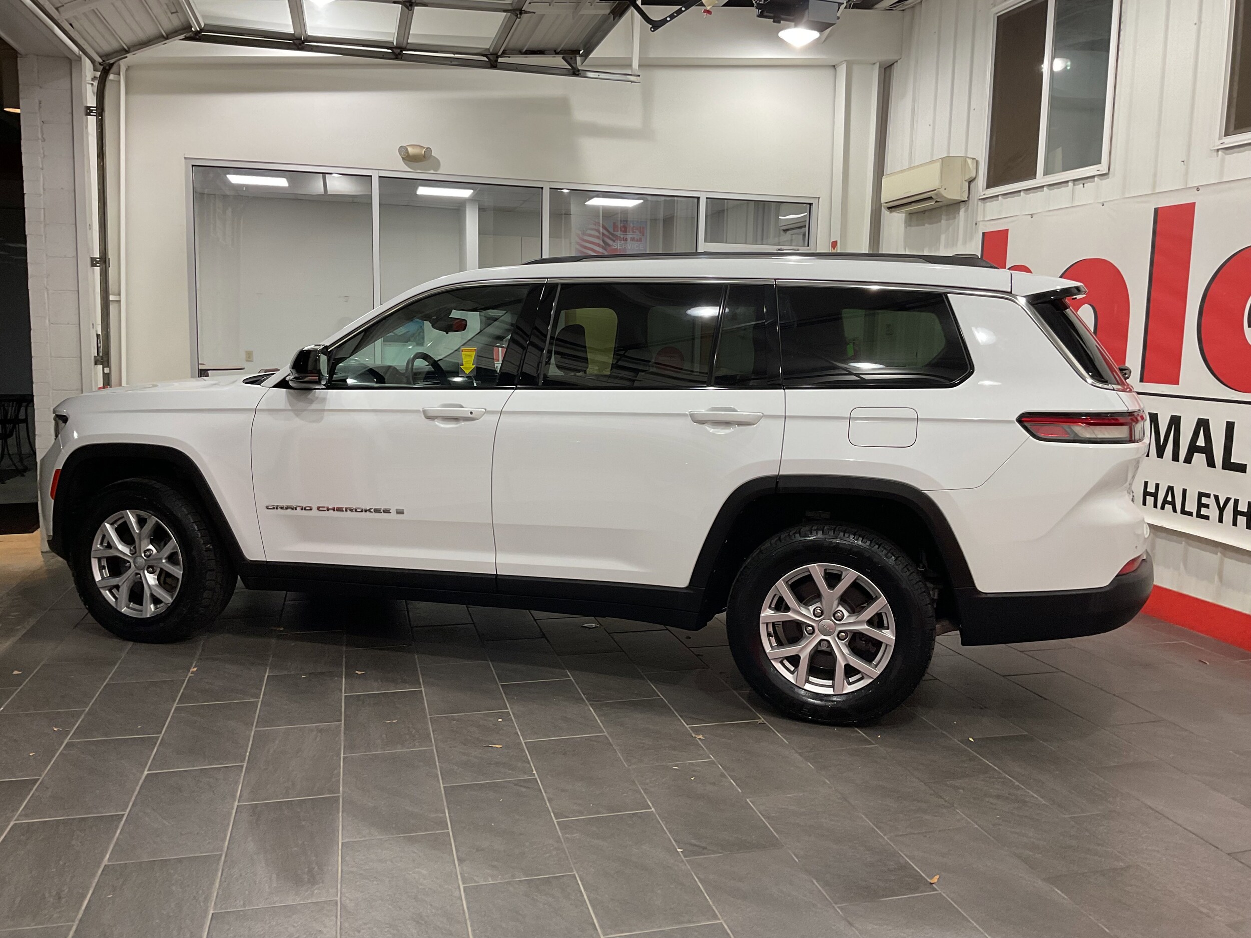 2021 Jeep Grand Cherokee Limited photo 2