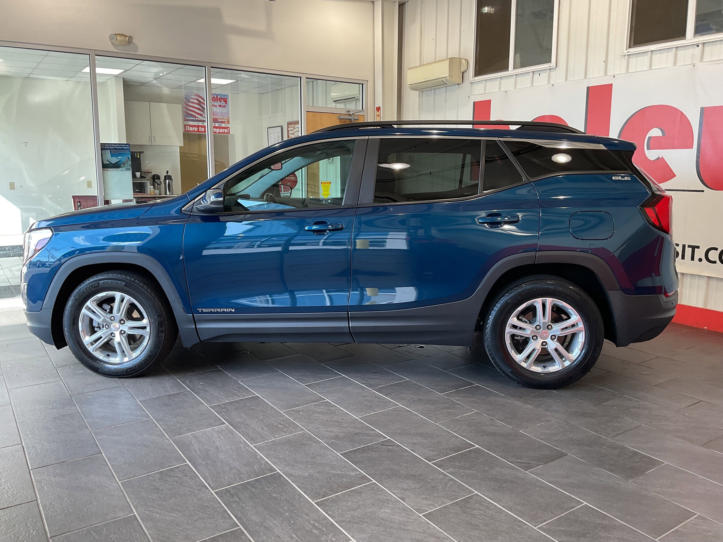 2021 Gmc Terrain SLE photo 2