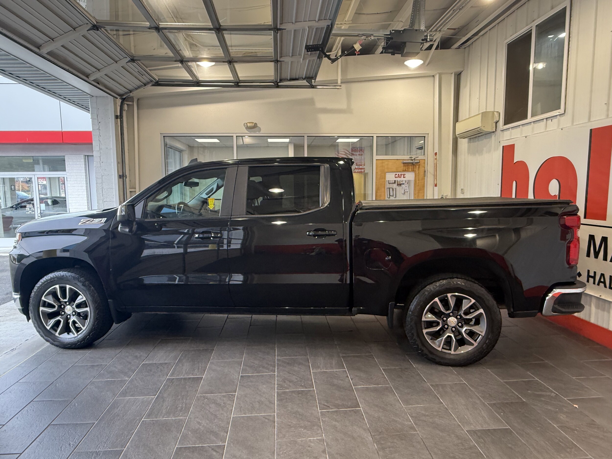 2021 Chevrolet Silverado 1500 LT photo 3