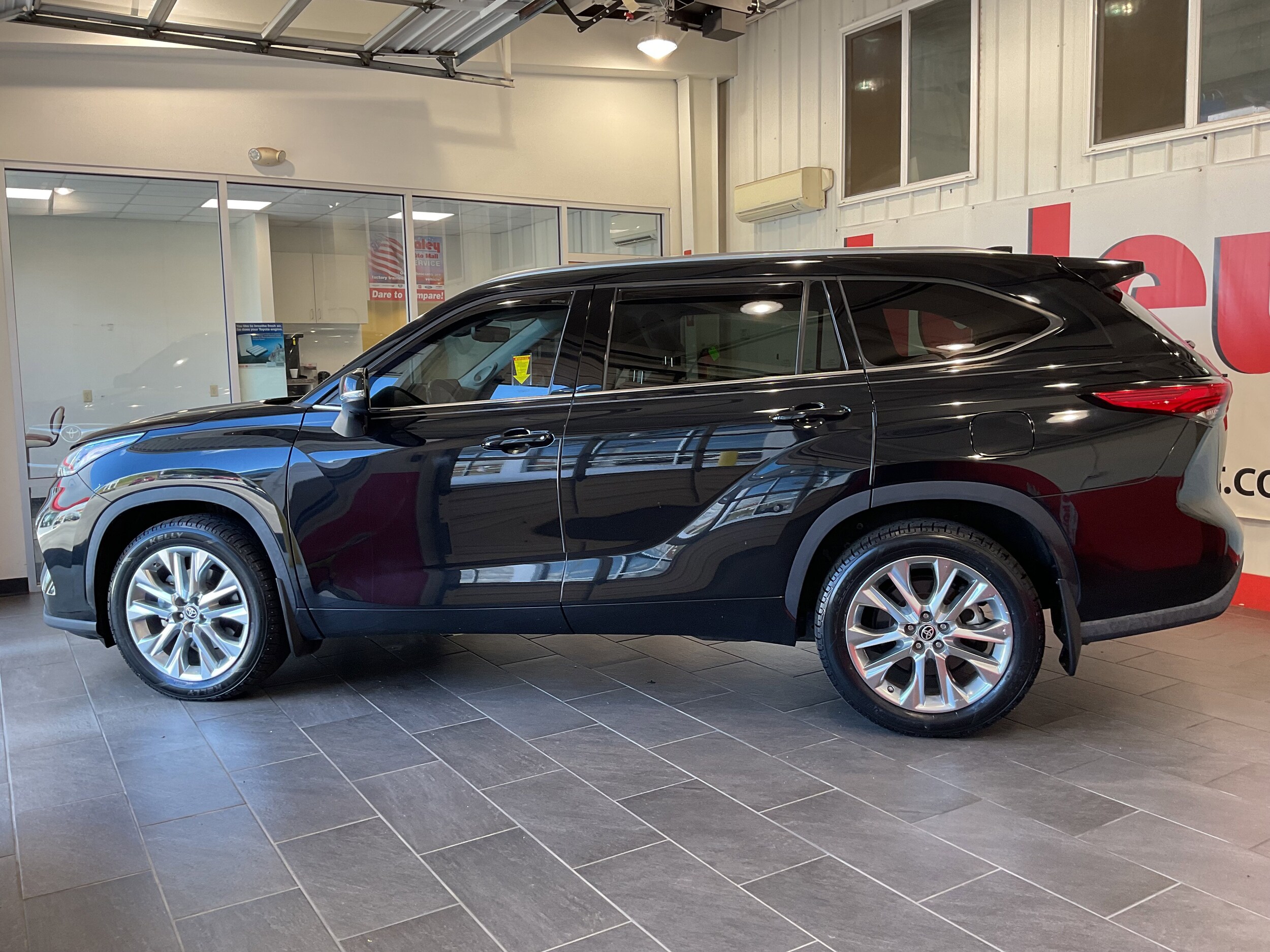 2021 Toyota Highlander Limited photo 2