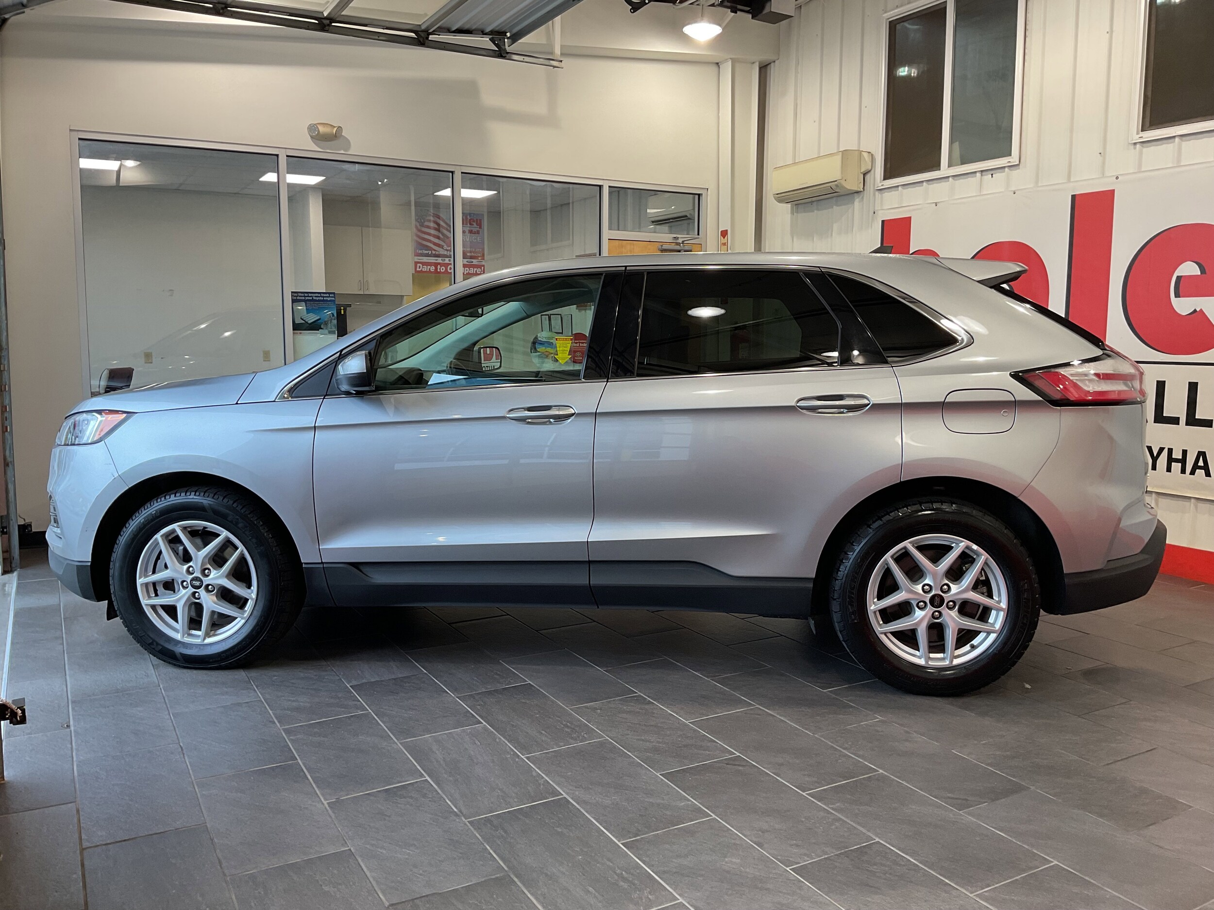 2024 Ford Edge SEL photo 2