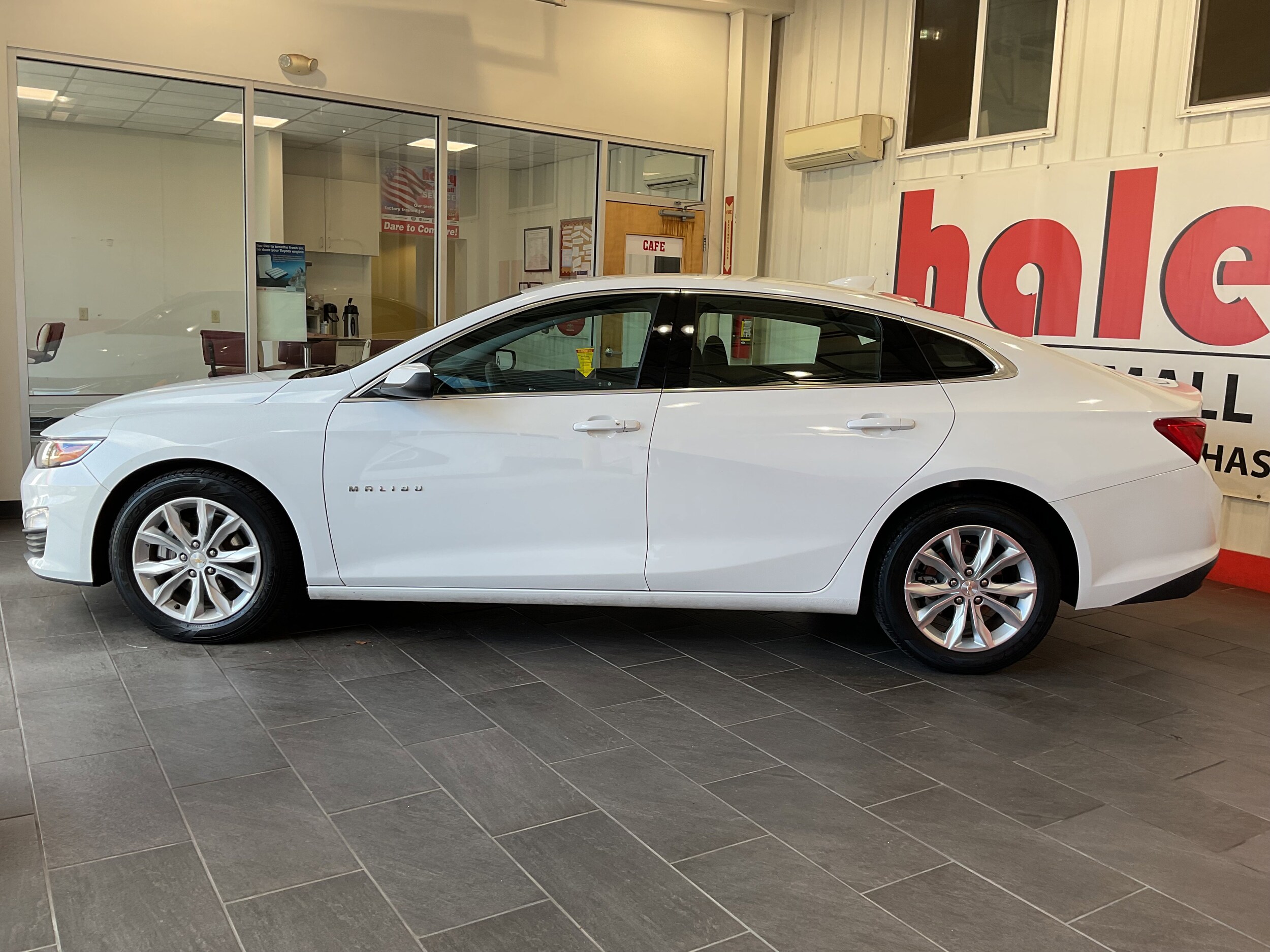 2024 Chevrolet Malibu 1LT photo 2