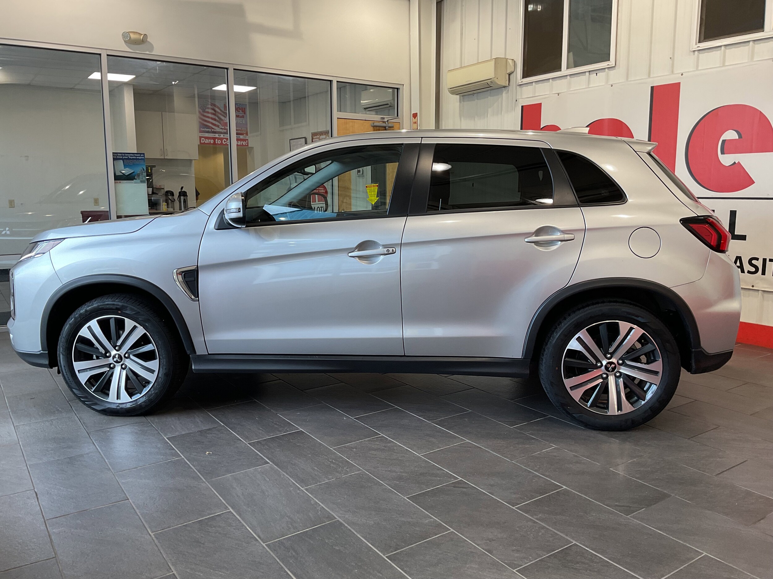 2024 Mitsubishi Outlander Sport SE photo 2
