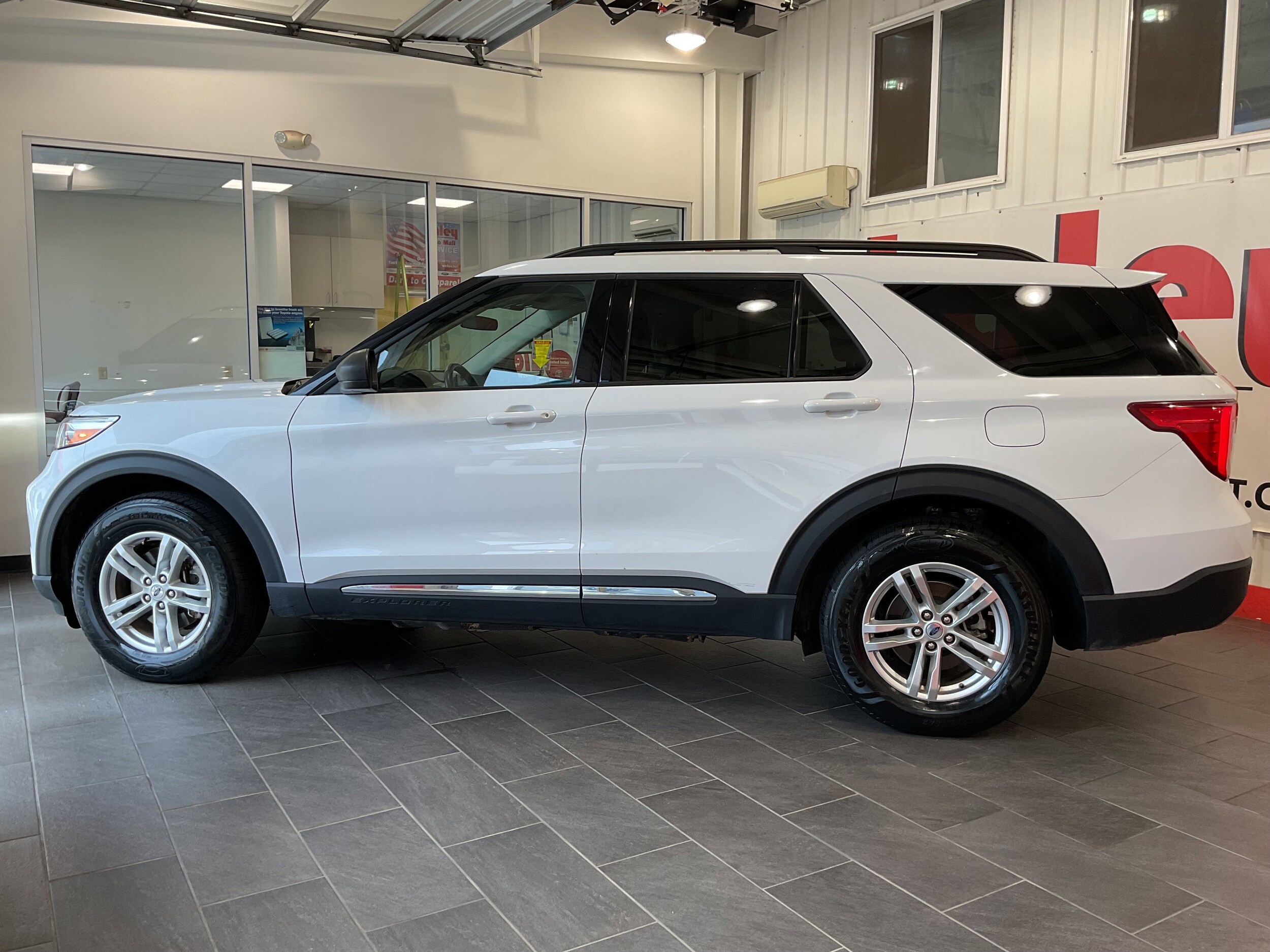 2023 Ford Explorer XLT photo 2