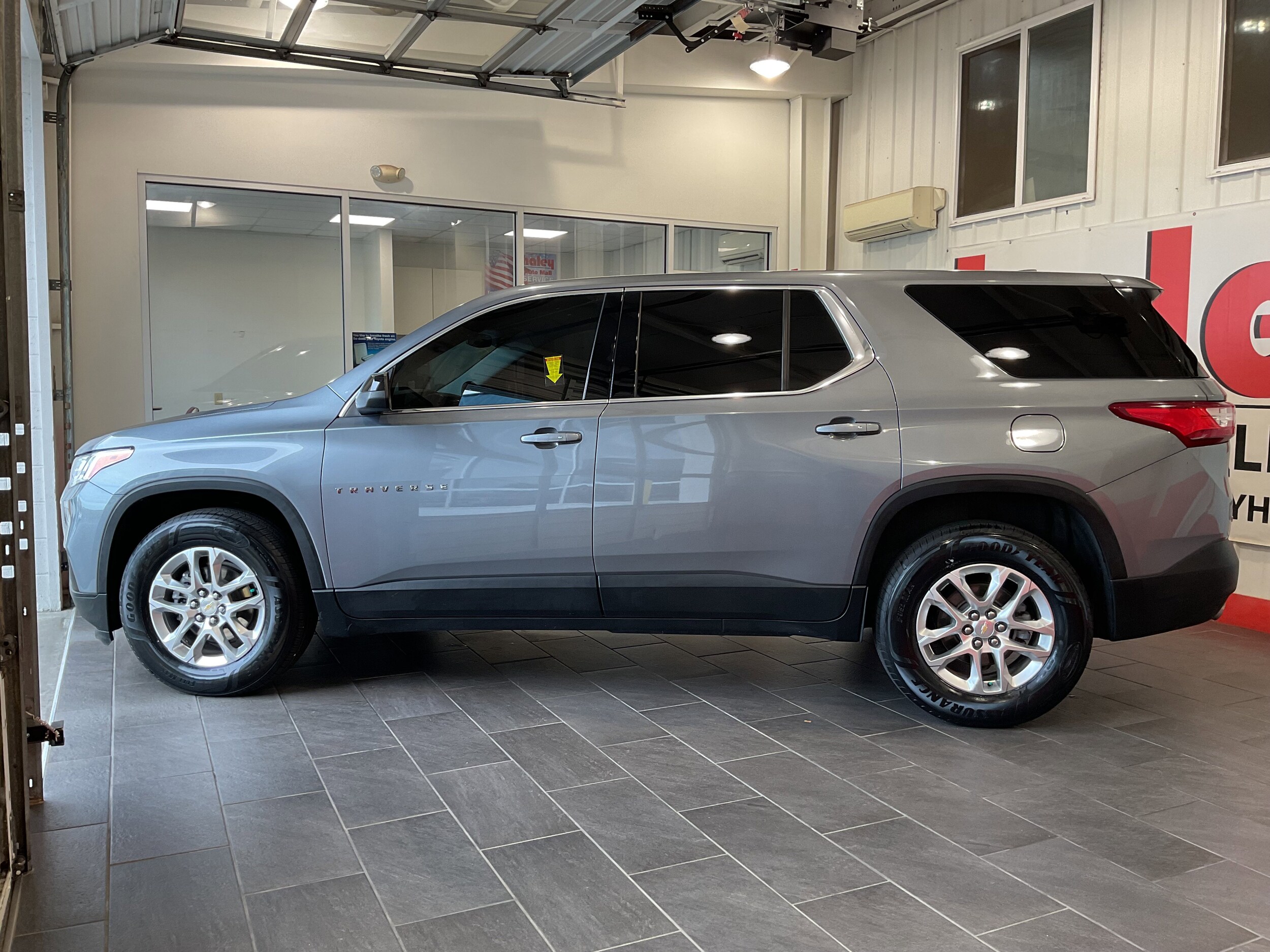 2021 Chevrolet Traverse LS photo 2