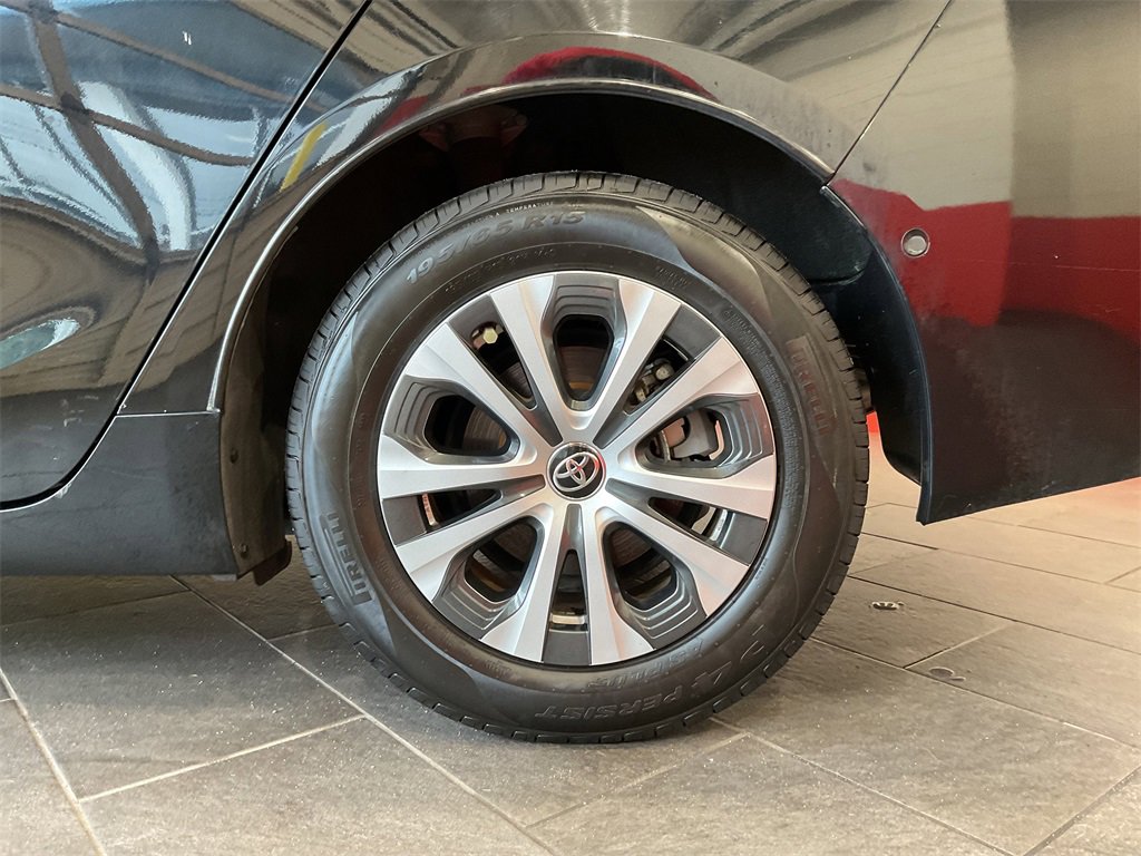 2019 Toyota Prius LE photo 3