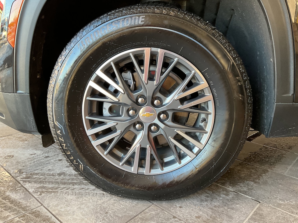 Used 2025 Chevrolet Traverse FWD LT SUV