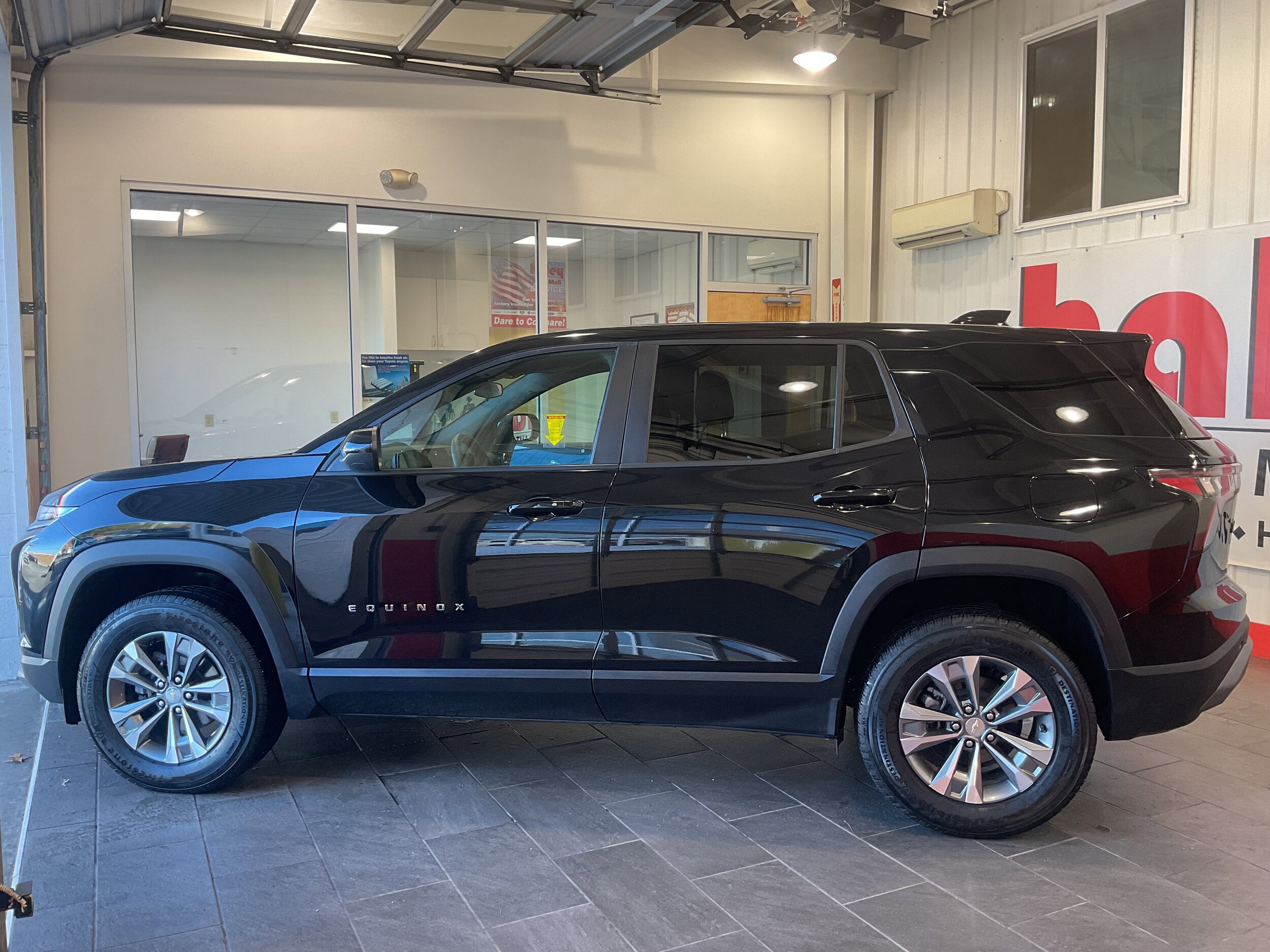 2025 Chevrolet Equinox LT photo 2