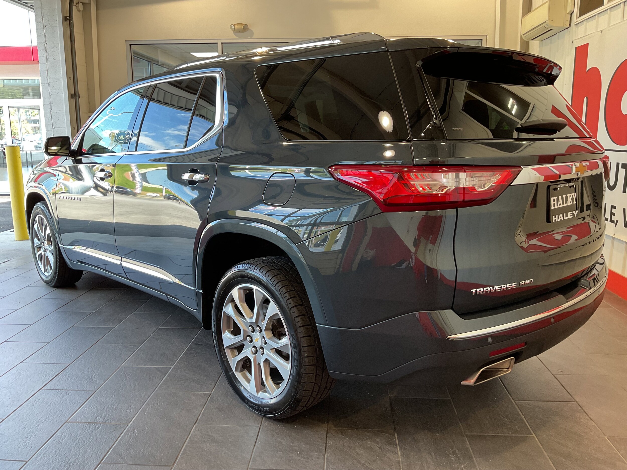 2020 Chevrolet Traverse Premier photo 3