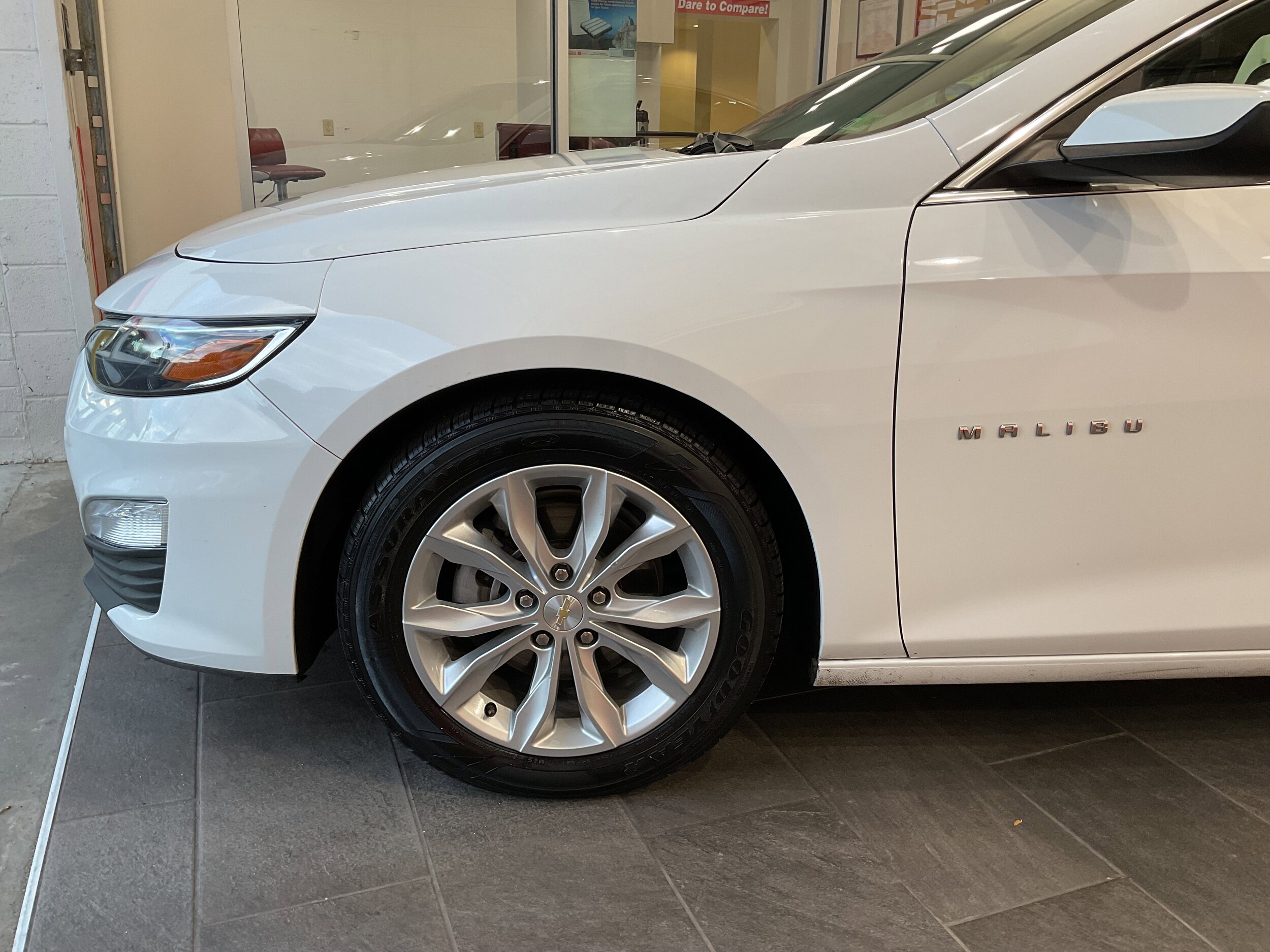 2024 Chevrolet Malibu 1LT photo 2