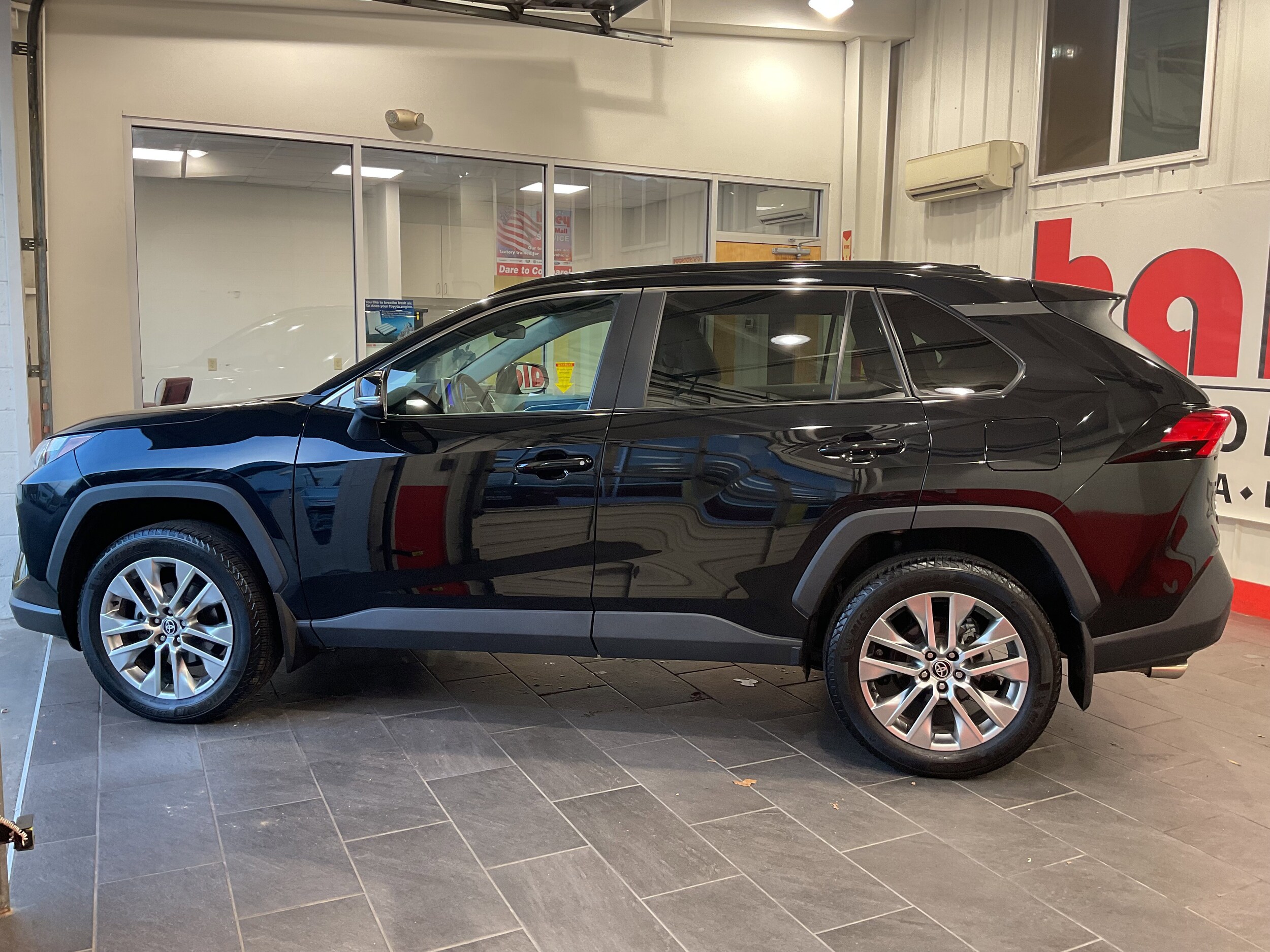 2024 Toyota RAV4 XLE Premium photo 4