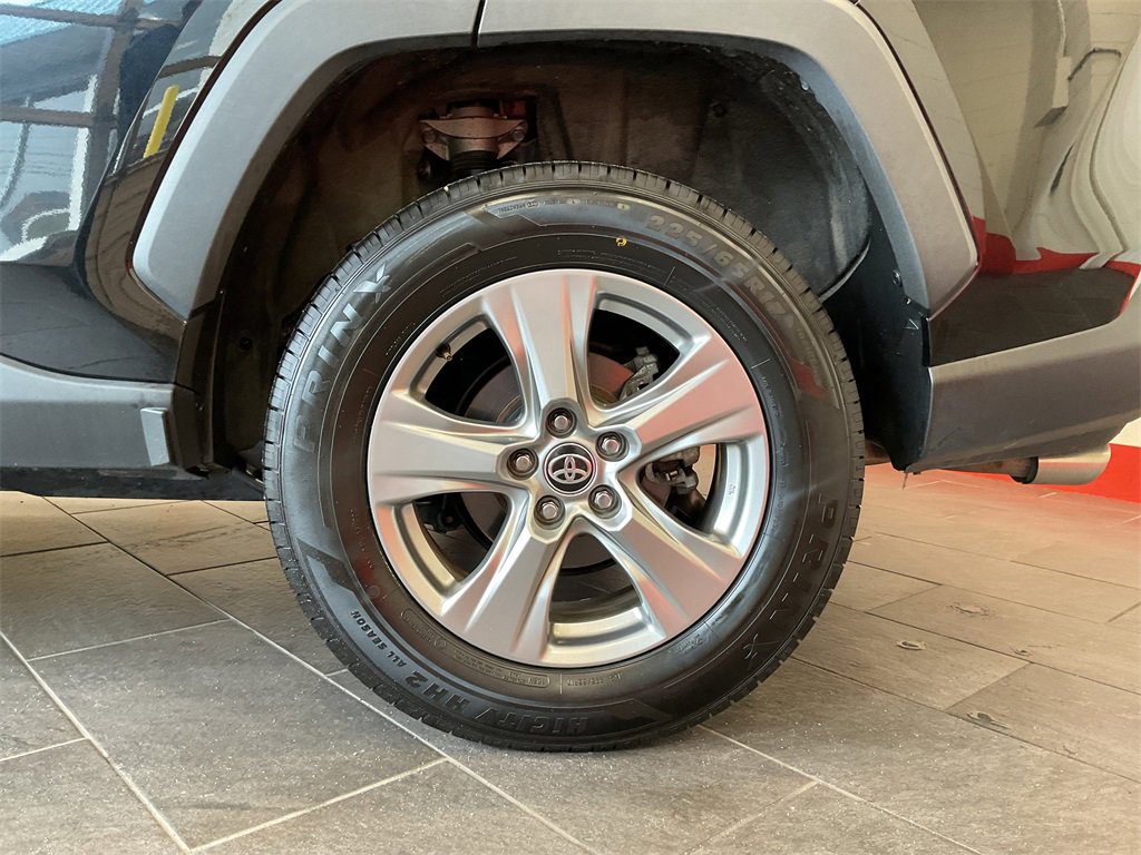2023 Toyota RAV4 XLE photo 3