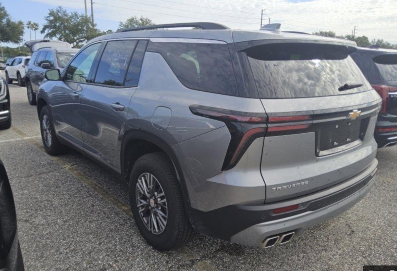 2025 Chevrolet Traverse photo 3