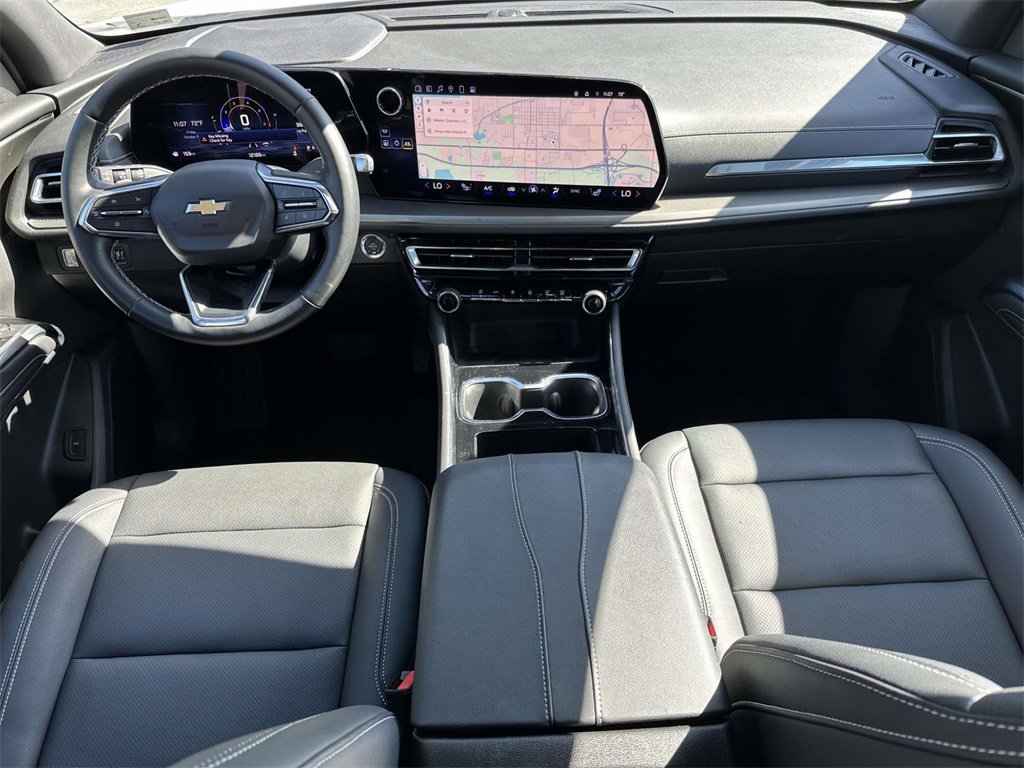 2025 Chevrolet Traverse photo 2