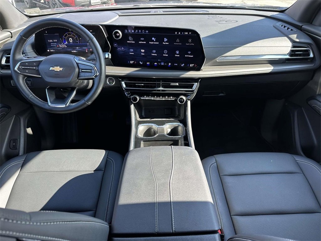 2025 Chevrolet Traverse photo 2