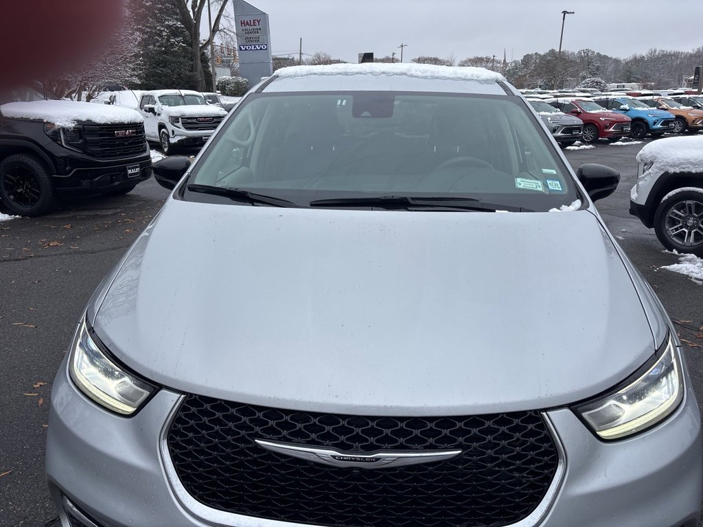 2024 Chrysler Pacifica Touring L photo 4