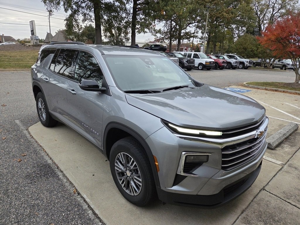 Used 2025 Chevrolet Traverse LT SUV
