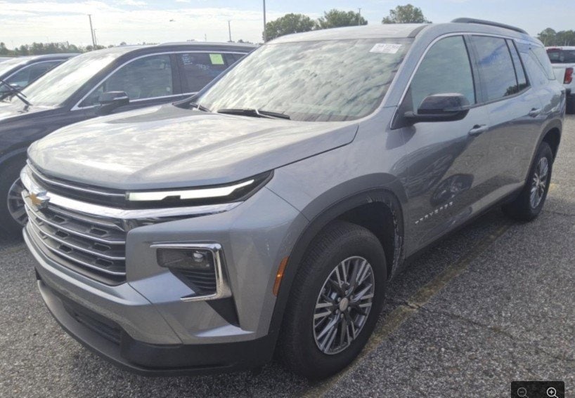 2025 Chevrolet Traverse photo 2