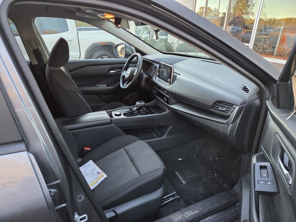 2024 Nissan Rogue SV photo 4