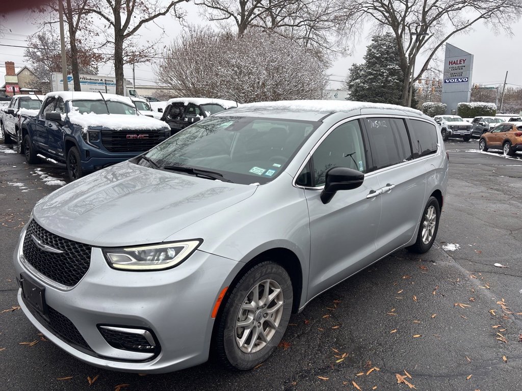 2024 Chrysler Pacifica Touring L photo 3