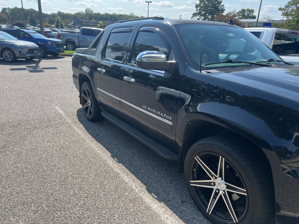 2010 Chevrolet Avalanche LTZ photo 3