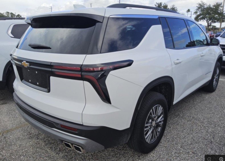 2025 Chevrolet Traverse photo 2