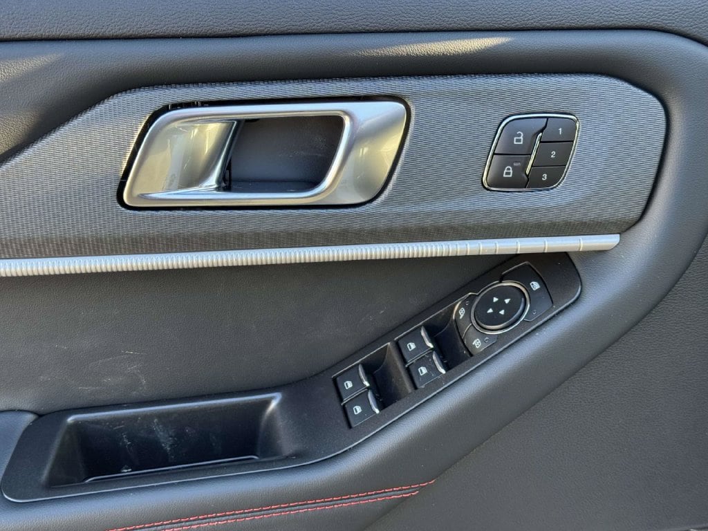 2026 Ford Explorer ST-Line - Photo 18