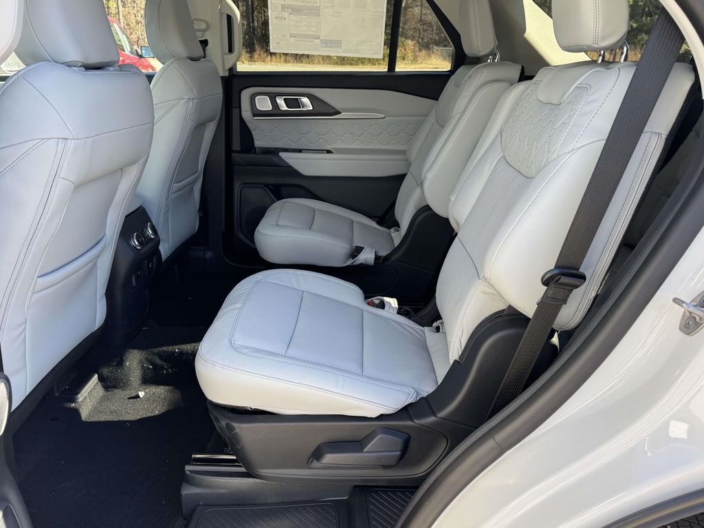 2026 Ford Explorer Platinum - Photo 16