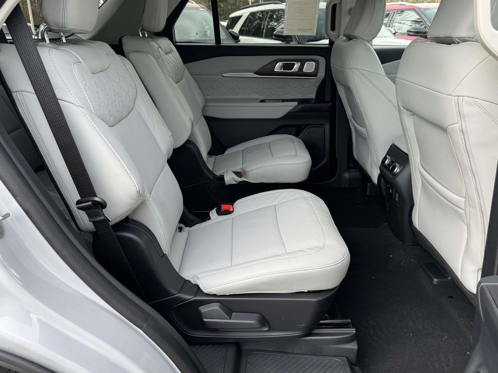 2026 Ford Explorer Platinum - Photo 13