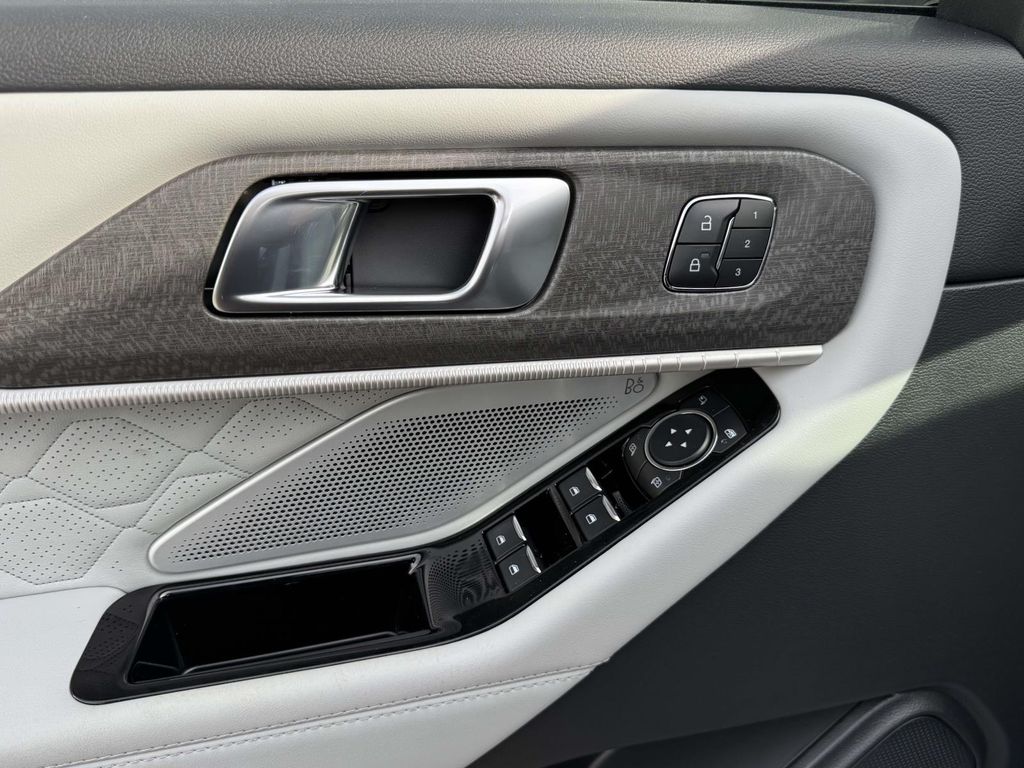 2026 Ford Explorer Platinum - Photo 17