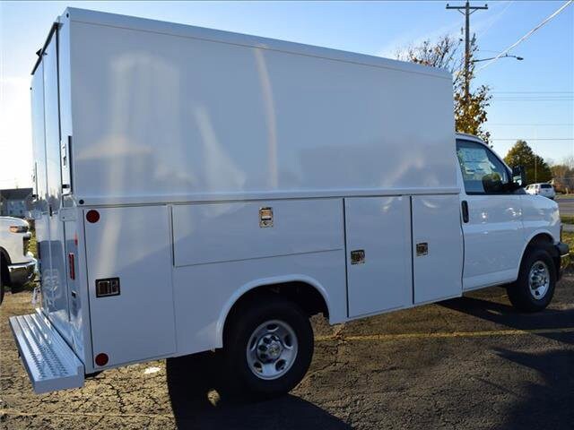 2025 Chevrolet Express 3500 Cutaway Van photo 3