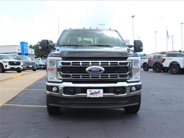 2025 Ford F-350 XLT photo 2