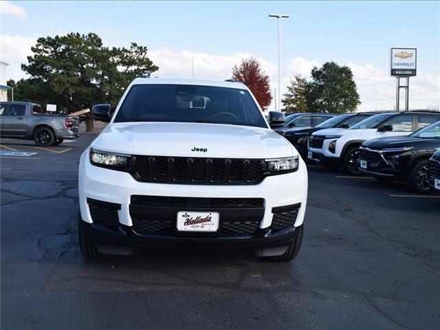 2023 Jeep Grand Cherokee Altitude photo 3