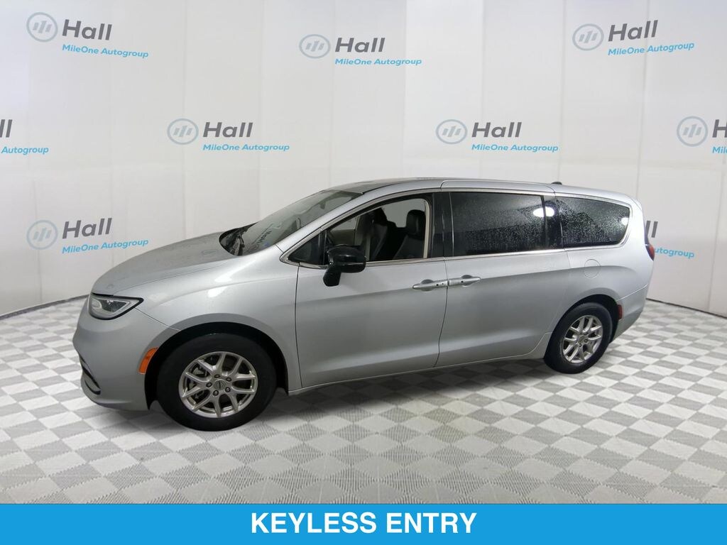 Used 2024 Chrysler Pacifica Touring L Minivan/Van