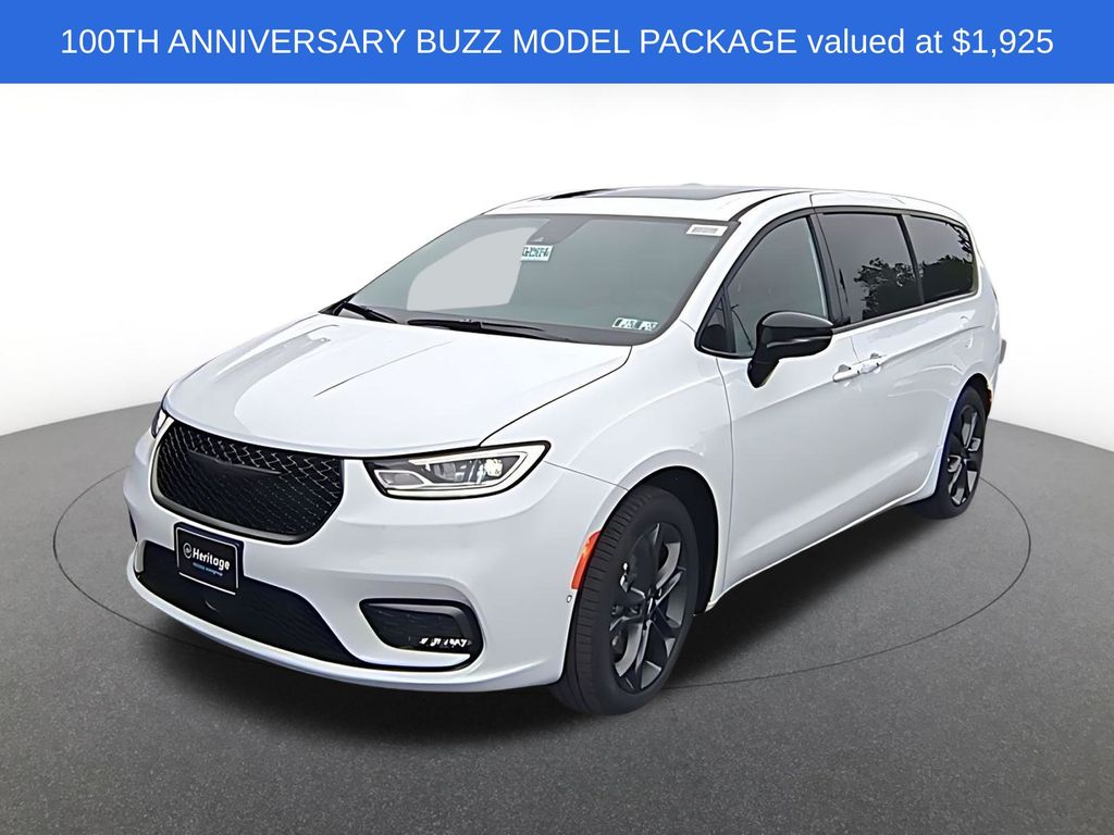 2026 Chrysler Pacifica Select's photo