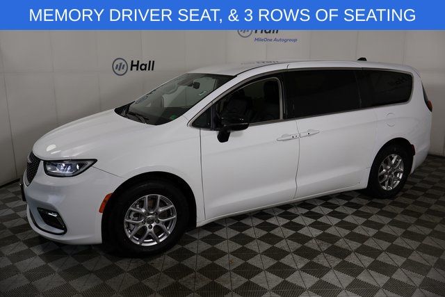 2024 Chrysler Pacifica Touring L's photo