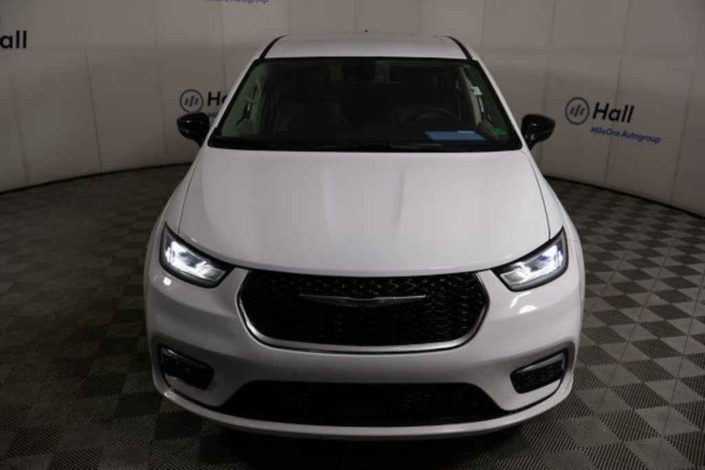 Used 2024 Chrysler Pacifica Touring L Minivan/Van