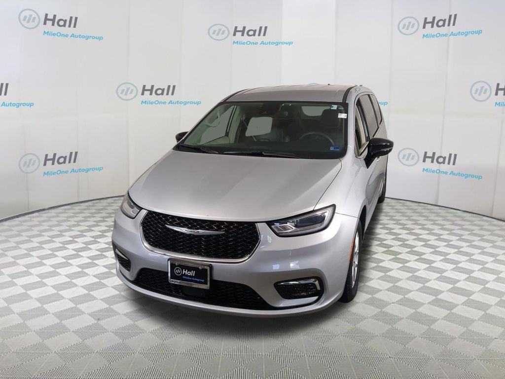 2024 Chrysler Pacifica Touring L's photo